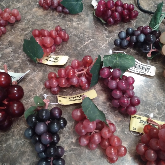 New Grapes Clusters Artificial Faux Fruit Mixed Sizes & Color 32 pc Soft Texture - Picture 2 of 16
